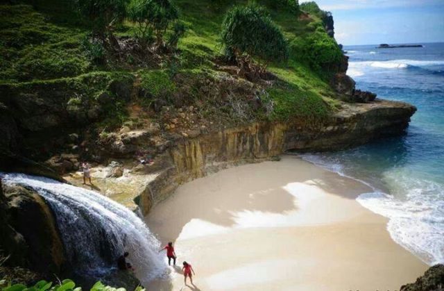 Rekomendasi 9 Pantai yang Hits dan Instagramable di Pacitan. Ada yang Mirip dengan Raja Ampat Lho!