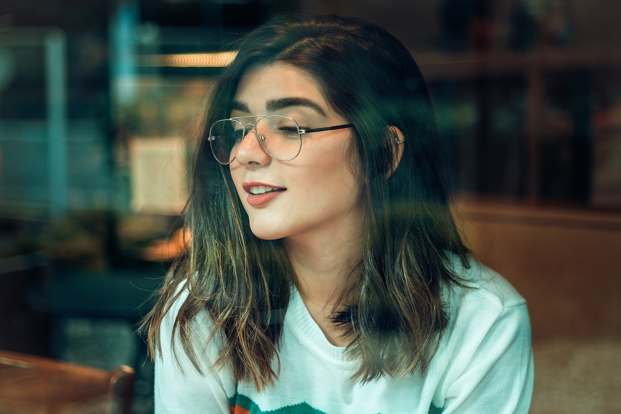 5 Kacamata yang Cocok untuk Bentuk Wajahmu. Mau Pipi Tembem atau Lonjong, Semua Ada Solusinya