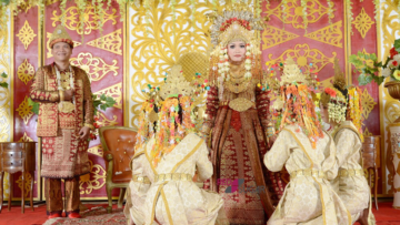 Makna Sakral di Balik Tarian Pengantin dalam 6 Pernikahan Adat Indonesia. Sudah Tahu?