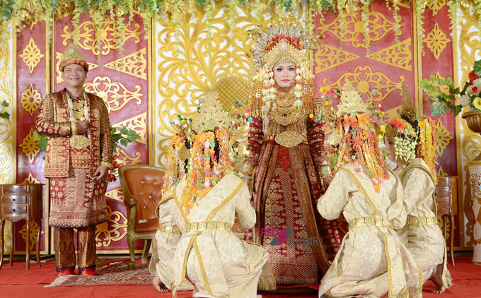 Makna Sakral di Balik Tarian Pengantin dalam 6 Pernikahan Adat Indonesia. Sudah Tahu?