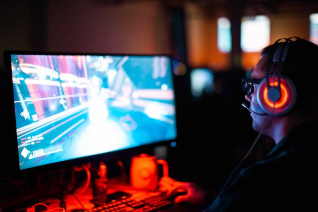 5 Fakta Ini Akan Kalian Temukan Jika Punya Pacar Seorang Gamers 2 Lebih baik depan pc berjam-jam