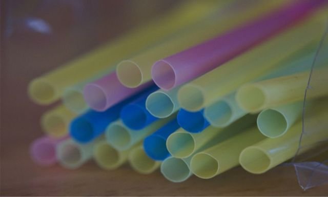 Mother Earth Is Calling! Ini 5 Cara Mudah untuk Ikut Mengurangi Sampah Plastik 3 Sedotan plastik