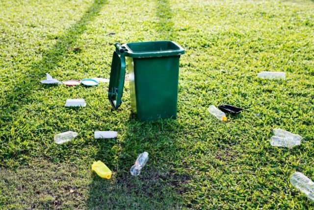 Mother Earth Is Calling! Ini 5 Cara Mudah untuk Ikut Mengurangi Sampah Plastik 5 Sampah plastik yang dibuang sembarangan