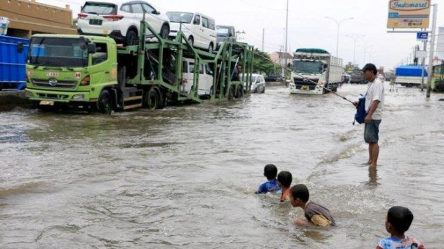 15 Potret Santainya Orang Indonesia Saat Hadapi Banjir. Yang Penting Harus Selalu Bersyukur sih, Yha~