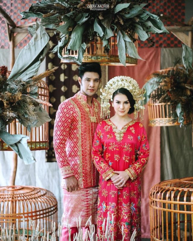10 Foto Artis Prewedding dengan Riasan Adat Sumatera. Nggak Kalah dari Ammar Zoni dan Irish Bella!