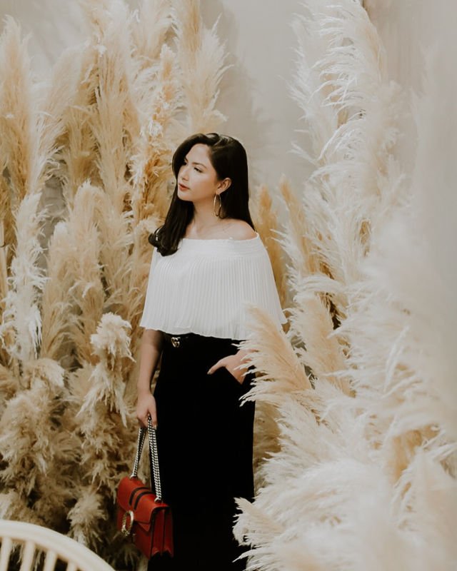 10 Ide Atasan Off Shoulder ala Selebgram yang Kecenya Kebangetan. Bikin Wajah Jadi Lebih Tirus Lo~