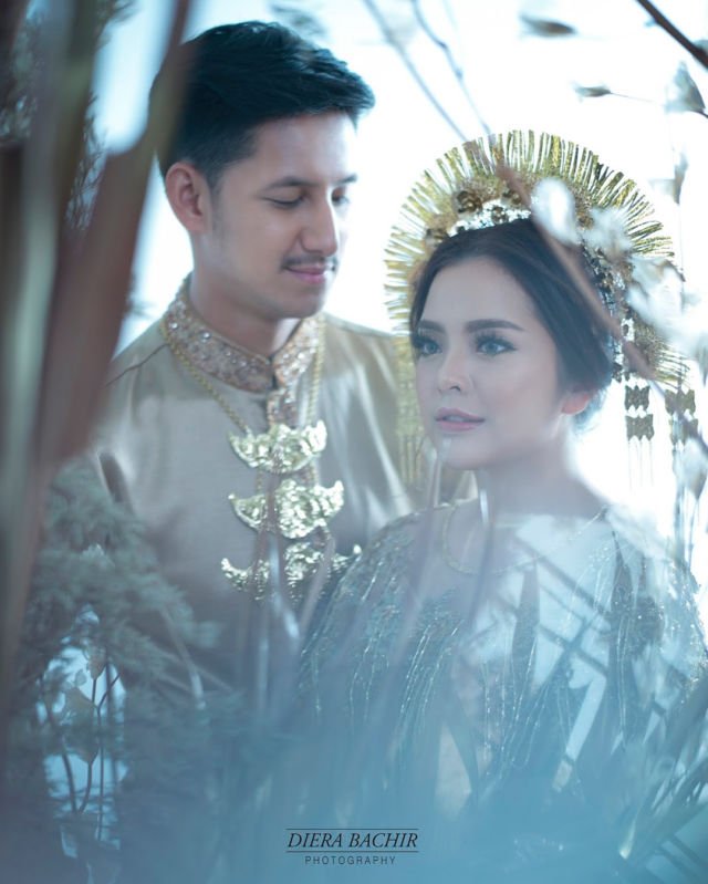 10 Foto Artis Prewedding dengan Riasan Adat Sumatera. Nggak Kalah dari Ammar Zoni dan Irish Bella!