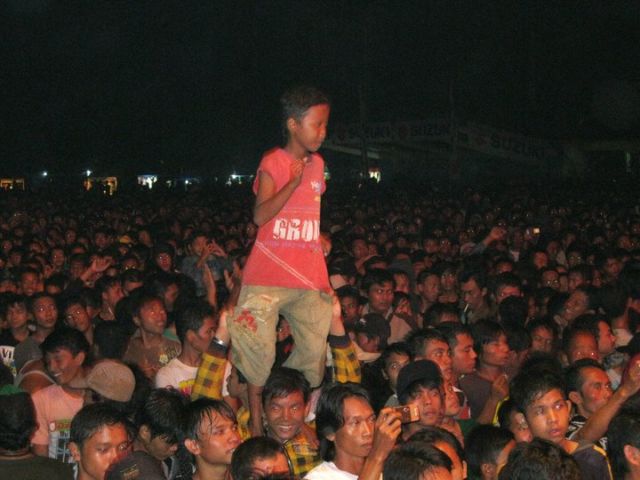 7 Kebiasaan Orang Jepang Saat Nonton Konser ini Patut Ditiru. Rame tapi Tetep Rapi, Kayak Upacara~