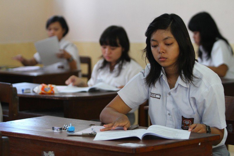 10 Tipe Teman 'Terjahanam' Semasa Sekolah. Ngeselin, Tapi Pas Udah Pisah Ngangenin!