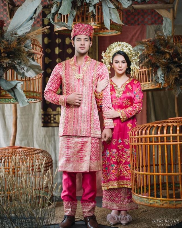 10 Foto Artis Prewedding dengan Riasan Adat Sumatera. Nggak Kalah dari Ammar Zoni dan Irish Bella!