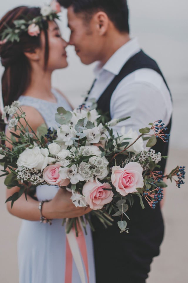 8 Properti ini Bisa Bikin Sesi Foto Prewedding Lebih Luwes. Nggak Biasa Berpose Pun Jadi Kelihatan Pantes