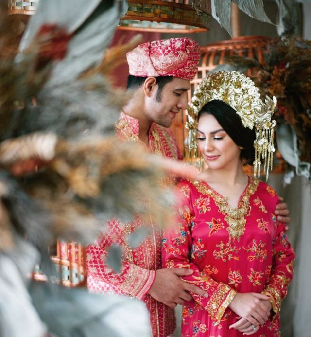 10 Foto Artis Prewedding dengan Riasan Adat Sumatera. Nggak Kalah dari Ammar Zoni dan Irish Bella!