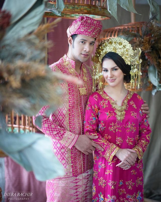 10 Foto Artis Prewedding dengan Riasan Adat Sumatera. Nggak Kalah dari Ammar Zoni dan Irish Bella!