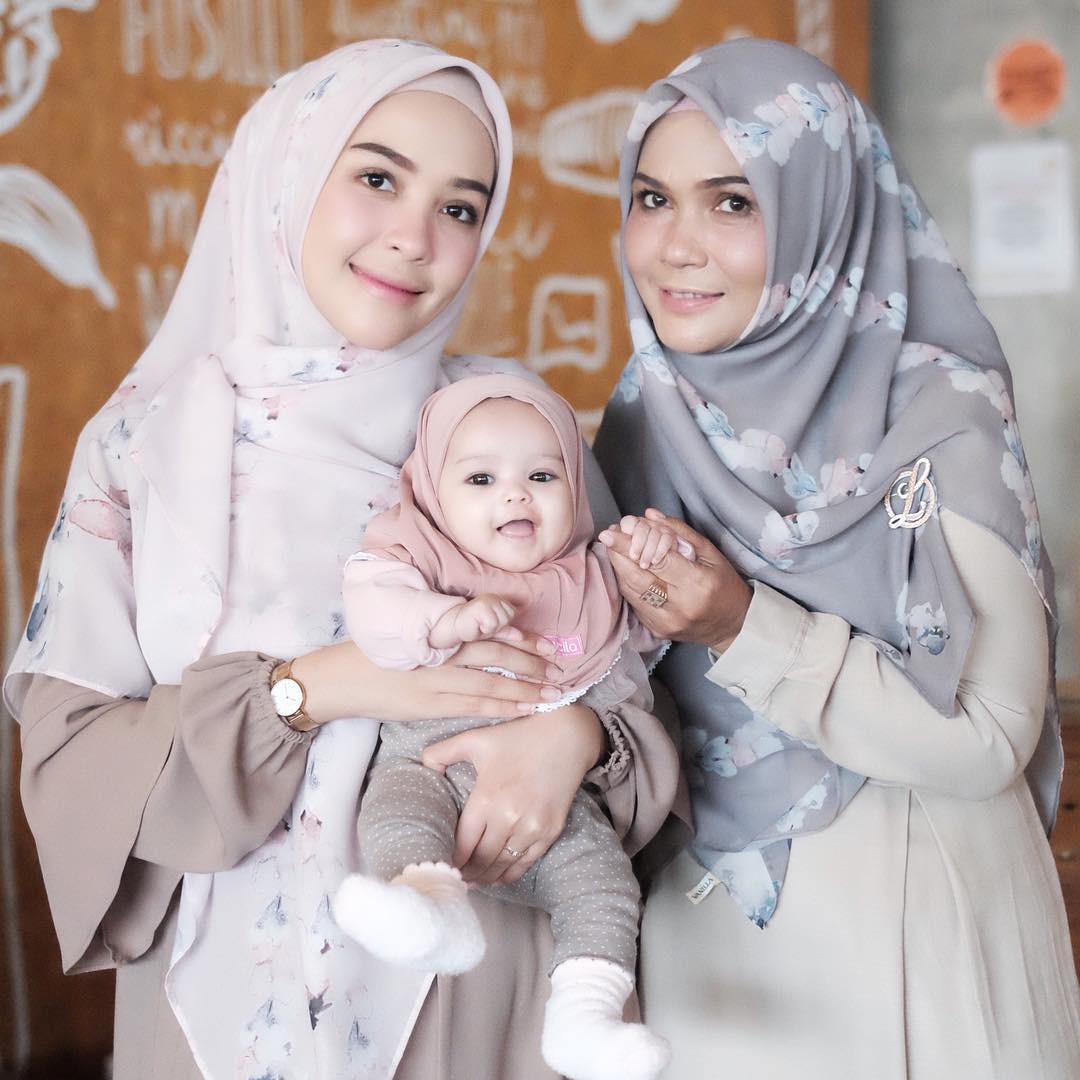 Deretan Foto Shireen, Putri Selebgram Hamidah yang 11-12 Sama Boneka. Duh, Cinta!