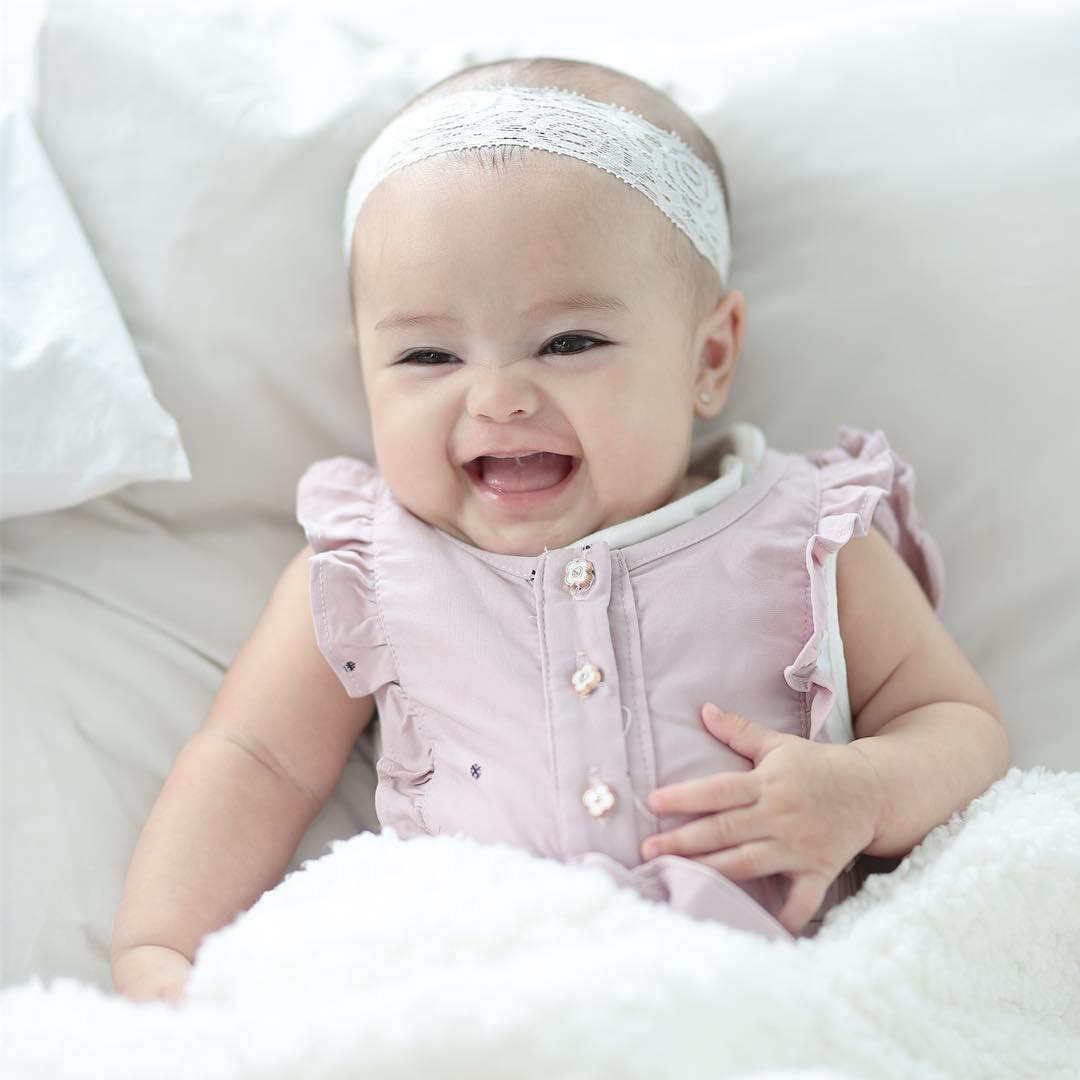 Deretan Foto Shireen, Putri Selebgram Hamidah yang 11-12 Sama Boneka. Duh, Cinta!