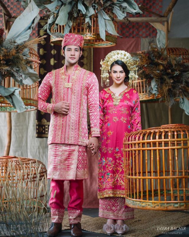 10 Foto Artis Prewedding dengan Riasan Adat Sumatera. Nggak Kalah dari Ammar Zoni dan Irish Bella!