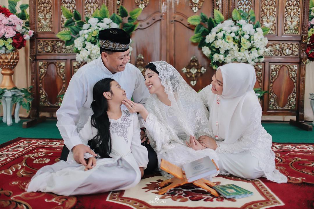 11 Potret Kebahagiaan Ariska Putri Pertiwi, dari Lamaran Hingga Resmi Jadi Istri Orang. Bahagia deh Liatnya!