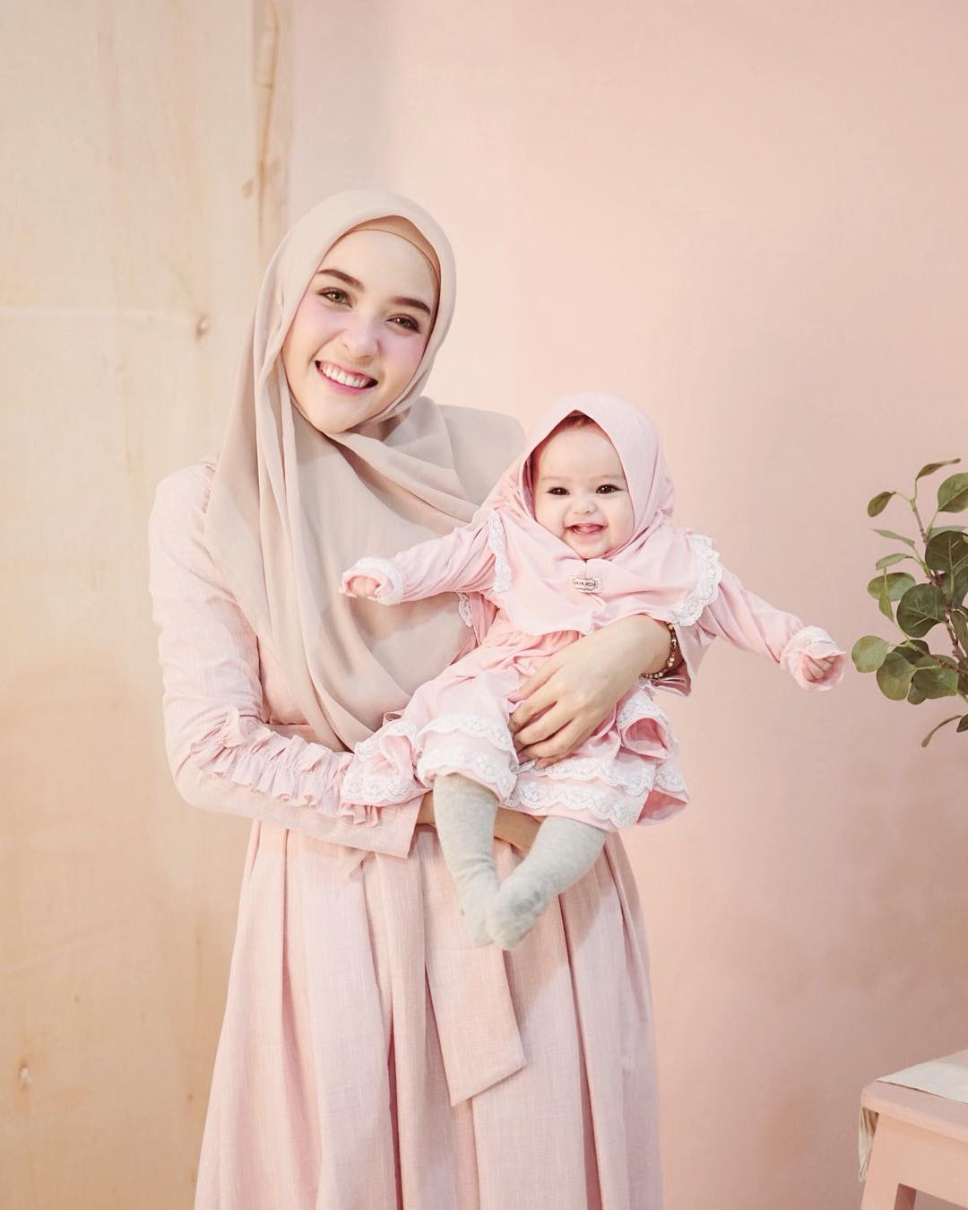 Deretan Foto Shireen, Putri Selebgram Hamidah yang 11-12 Sama Boneka. Duh, Cinta!
