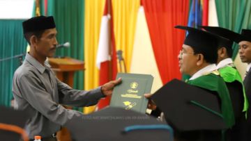 Kisah Viral Seorang Ayah Gantikan Almarhum Anaknya Saat Wisuda. Sedih dan Haru Membaur Jadi Satu