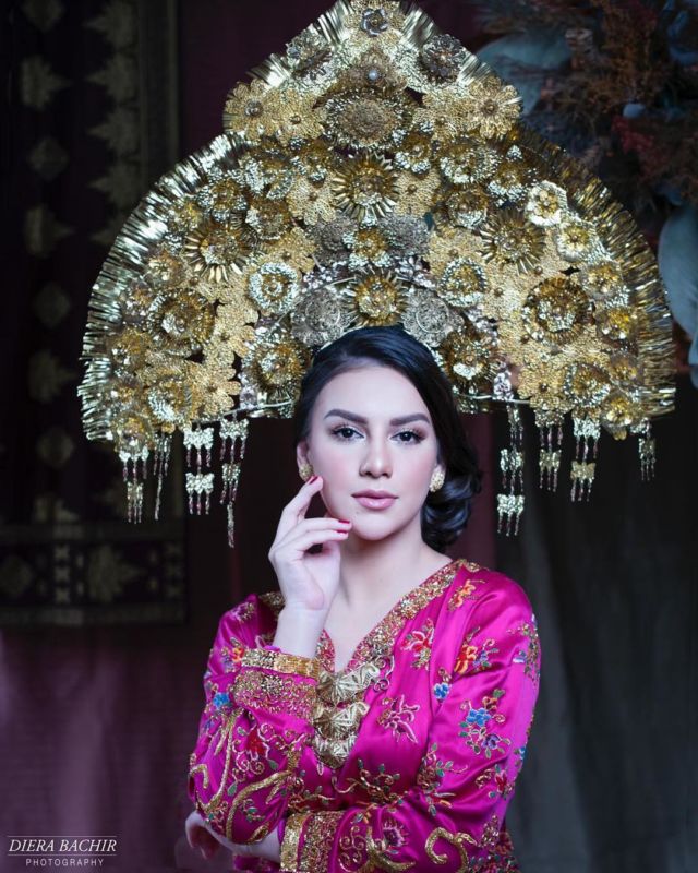 10 Foto Artis Prewedding dengan Riasan Adat Sumatera. Nggak Kalah dari Ammar Zoni dan Irish Bella!
