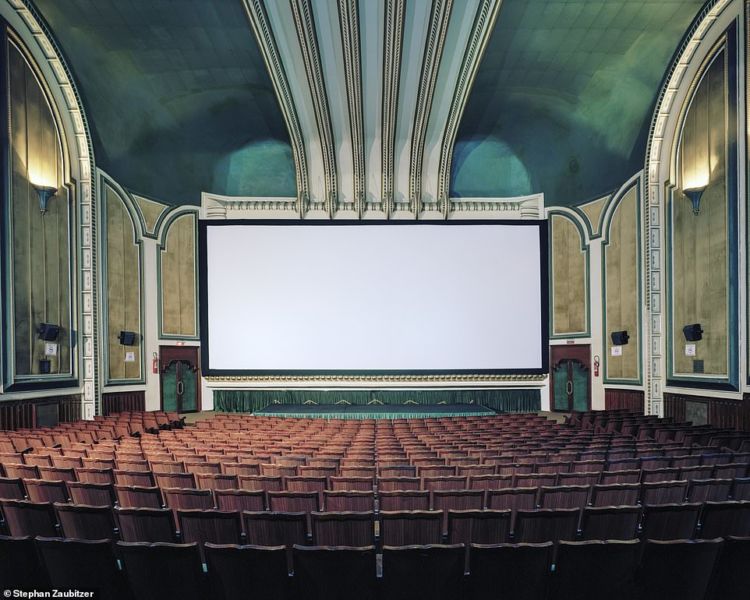 Traveler Ini Keliling Dunia Buat Motoin Gedung Bioskop. Ini 10 Bioskop Unik yang Telah Dipotretnya!