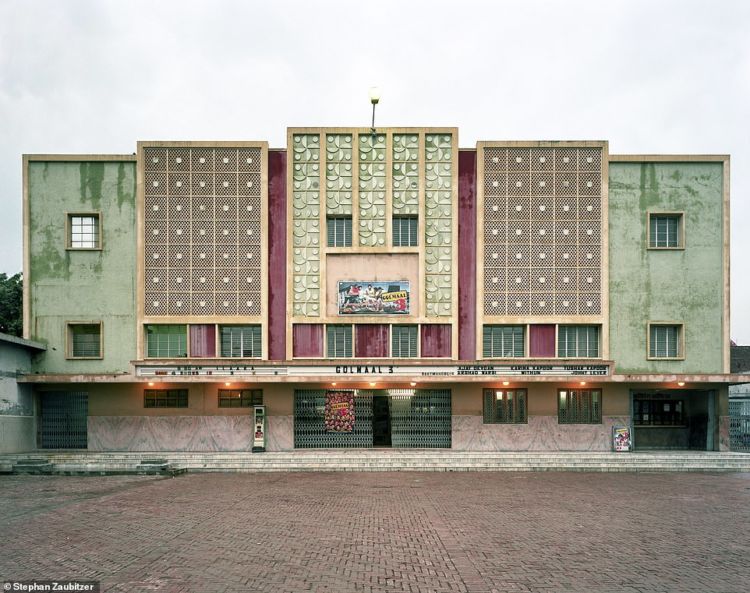 Traveler Ini Keliling Dunia Buat Motoin Gedung Bioskop. Ini 10 Bioskop Unik yang Telah Dipotretnya!