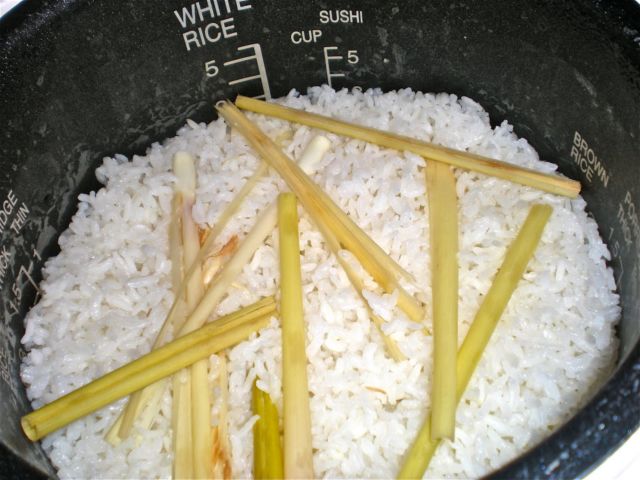 Masak Nasi + 7 Bahan ini Bikin Aromanya Makin Nikmat. Selera Makan Jadi Makin Meningkat