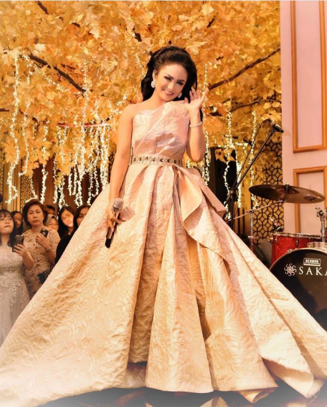 10+ Gaun dan Kebaya Rancangan Hengki Kawilarang yang Elegan. Pantes Banyak Publik Figur Mengenakan