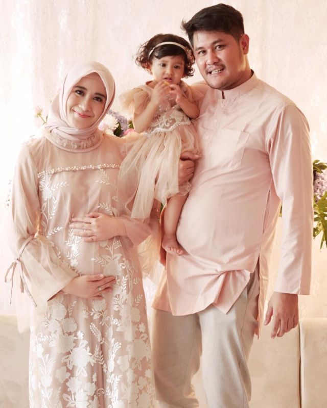 8 Artis ini Punya Anak Lebih dari Satu dengan Jarak Berdekatan. Malah Jadi Seperti Anak Kembar ya~