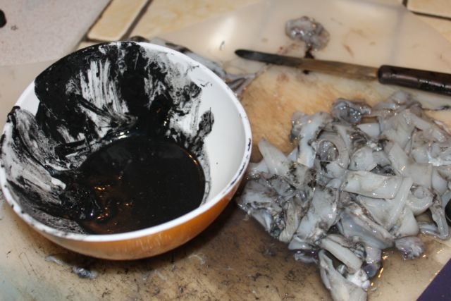 pewarna hitam alami
