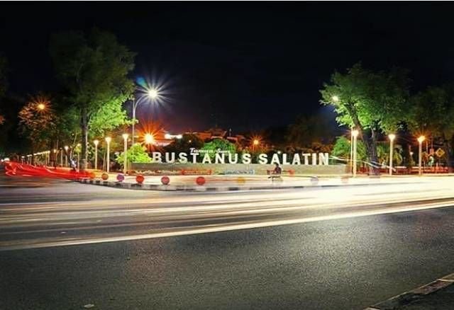 Keindahan malam hari Taman Bustanussalatin