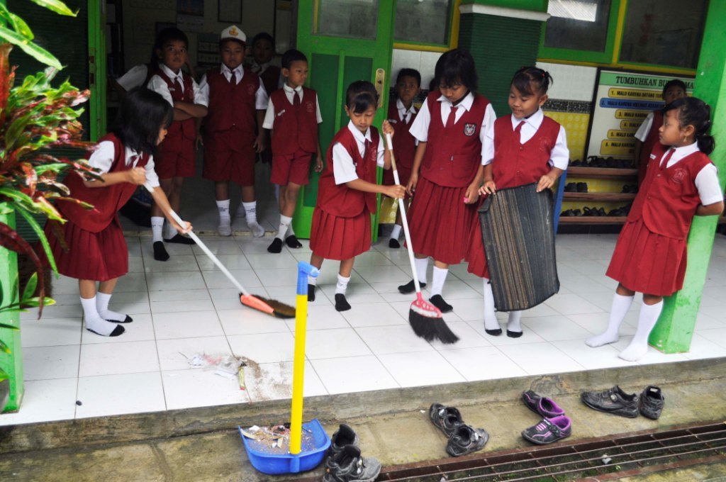 10 Tipe Teman 'Terjahanam' Semasa Sekolah. Ngeselin, Tapi Pas Udah Pisah Ngangenin!
