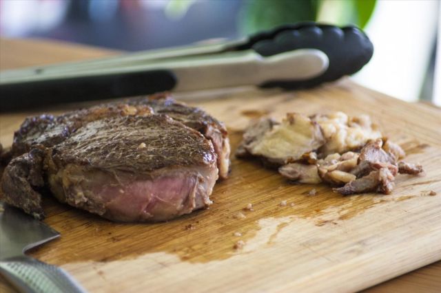 cara makan steak di restoran