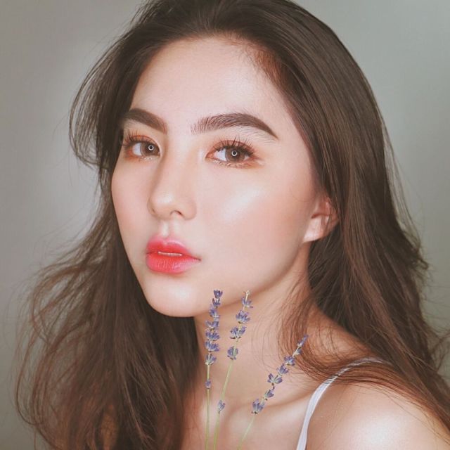 Glass skin make-up ala beauty vlogger Indonesia