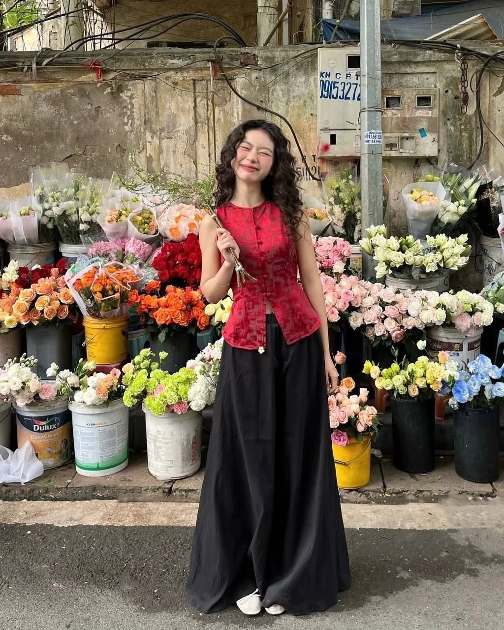10 Padu Padan Bernuansa Merah Ala Imlek. Bisa Dipakai ke Kantor Maupun Jalan-jalan Santai 12
