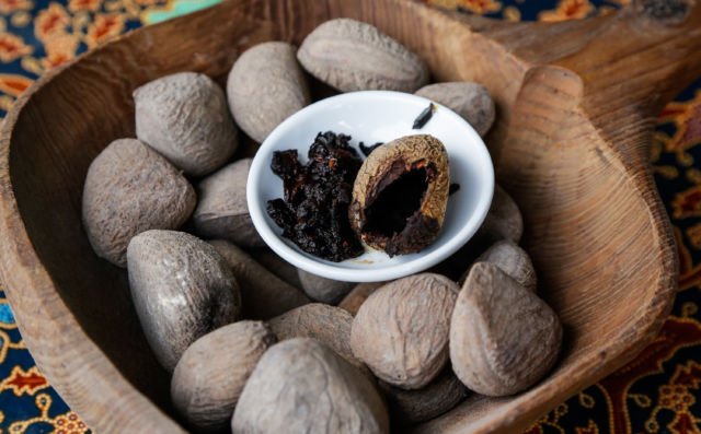 pewarna hitam alami