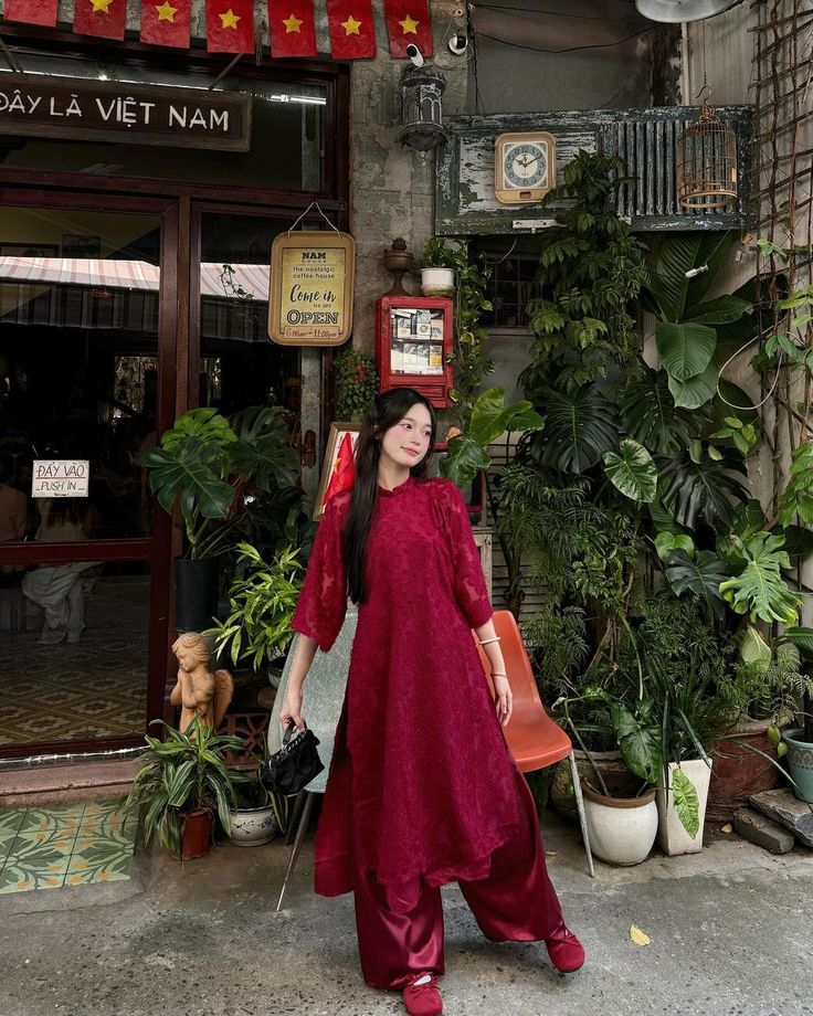 10 Padu Padan Bernuansa Merah Ala Imlek. Bisa Dipakai ke Kantor Maupun Jalan-jalan Santai 13