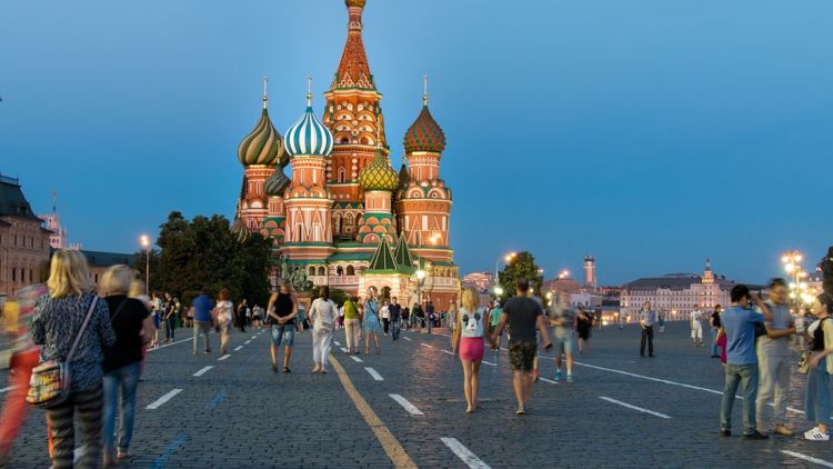 Melintasi Jalanan Bersalju di Moscow Red Square