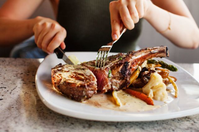 cara memegang pisau saat makan steak