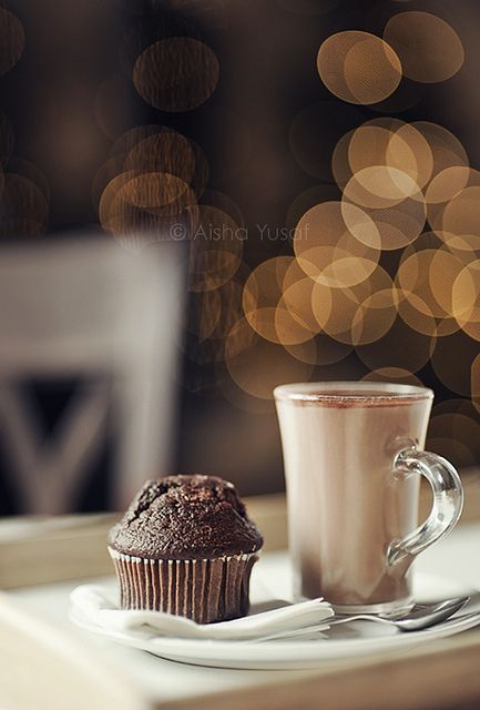 Kue dan cokelat panas adalah jodoh