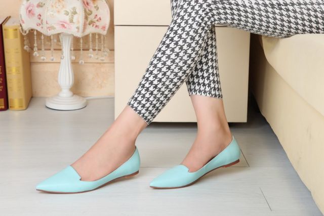 11 Pilihan Flat Shoes Unik Biar Penampilanmu Makin On Point. Belum Punya yang Mana Nih? 23 11 Pilihan Flat Shoes Unik Biar Penampilanmu Makin On Point. Belum Punya yang Mana Nih?