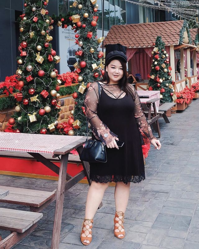 Badan Curvy, Suka Bingung Pilih Baju? 7 Ide Busana Gaun Brokat Ini Bisa Dongkrak Body Goal Kamu