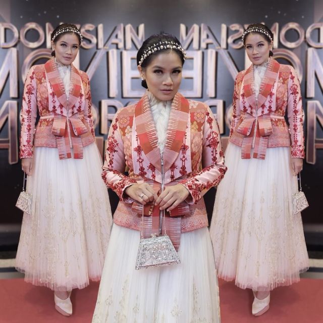 Intip Yuk Mewahnya 8 Karya Danny Satriadi yang Mendesain Gaun Pertunangan Cetar Syahrini 24 Intip Yuk Mewahnya 8 Karya Danny Satriadi yang Mendesain Gaun Pertunangan Cetar Syahrini