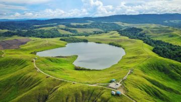 Danau Love, Destinasi Hits dan Instagramable di Papua. Cocok Dikunjungi Bersama Pasangan Tercinta!