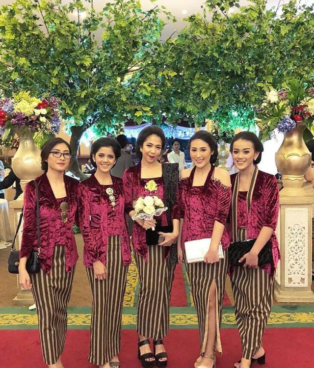 9 Trik Siasati Tubuh Mungil Tak Tenggelam dalam Kebaya. Busana Cantik Tapi Salah Pakai ya Percuma 20 9 Trik Siasati Tubuh Mungil Tak Tenggelam dalam Kebaya. Busana Cantik Tapi Salah Pakai ya Percuma