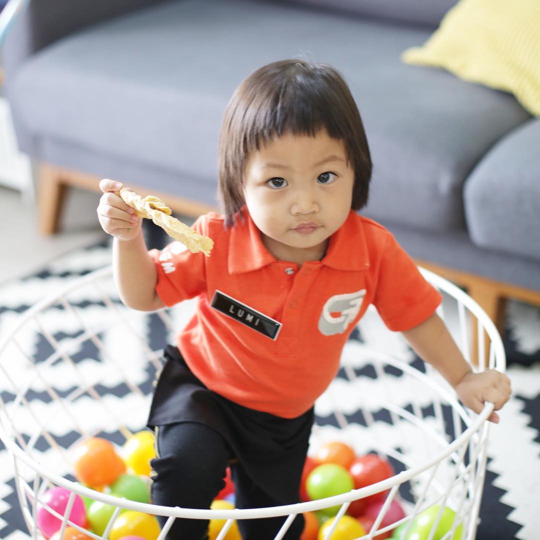 10 OOTD Lumi, Keponakan Bena Kribo yang Sedari Kecil Udah Ekspresif! Lucu ~