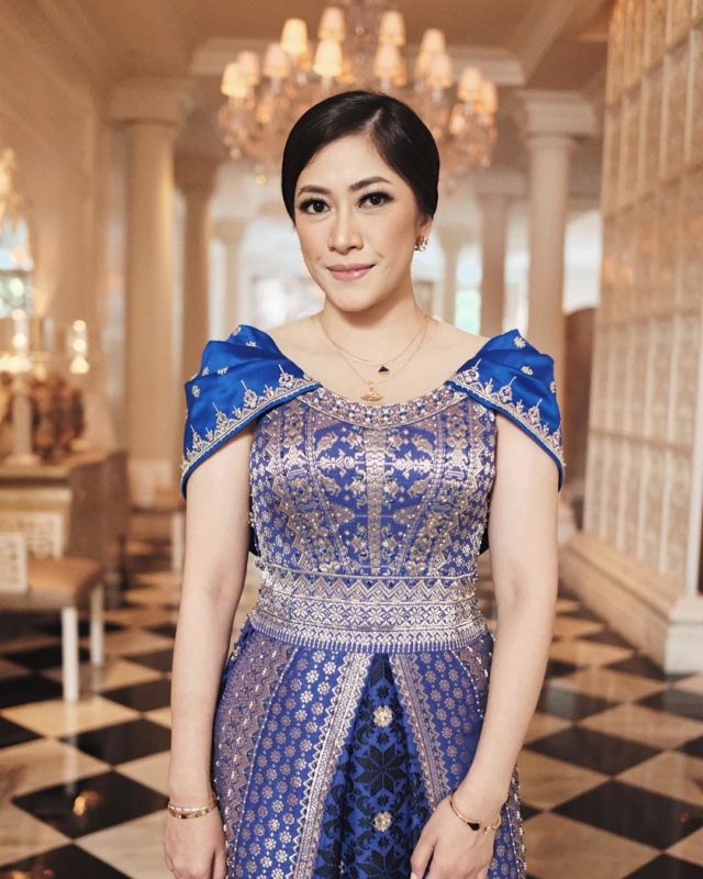 Intip Yuk Mewahnya 8 Karya Danny Satriadi yang Mendesain Gaun Pertunangan Cetar Syahrini 21 Intip Yuk Mewahnya 8 Karya Danny Satriadi yang Mendesain Gaun Pertunangan Cetar Syahrini