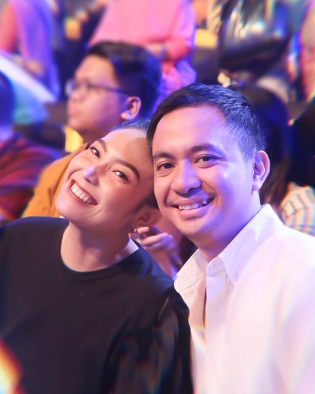 Tak Butuh Pacaran Lama, 8 Artis Ini Sukses Langgeng Sampai ke Pelaminan. Apa Rahasianya?