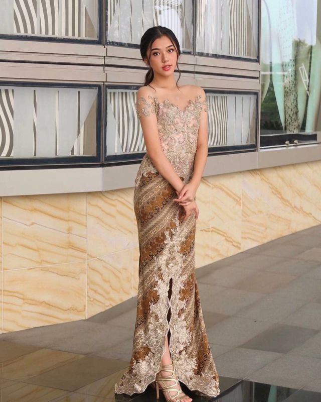 9 Trik Siasati Tubuh Mungil Tak Tenggelam dalam Kebaya. Busana Cantik Tapi Salah Pakai ya Percuma 27 9 Trik Siasati Tubuh Mungil Tak Tenggelam dalam Kebaya. Busana Cantik Tapi Salah Pakai ya Percuma