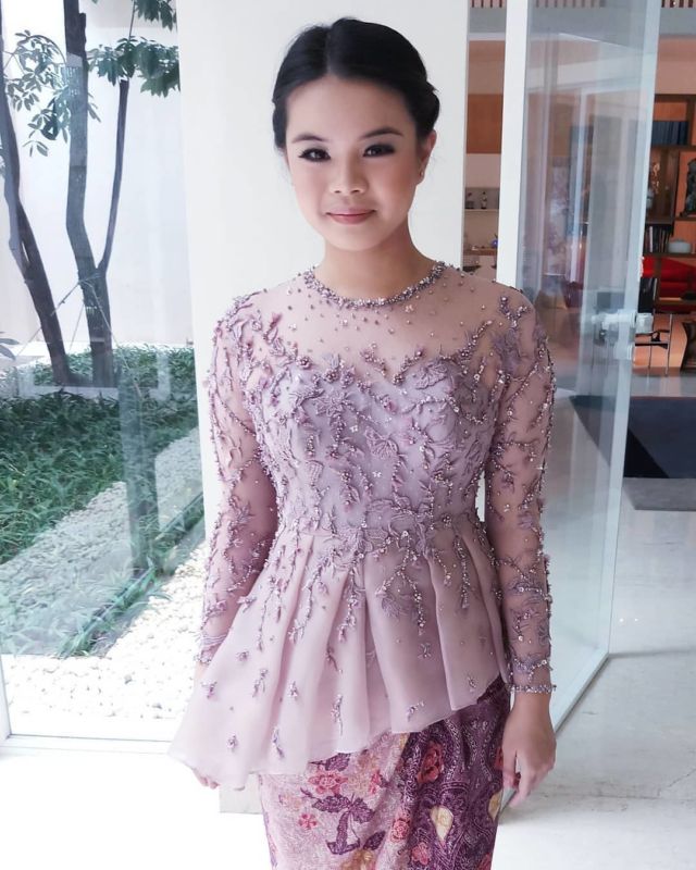 9 Trik Siasati Tubuh Mungil Tak Tenggelam dalam Kebaya. Busana Cantik Tapi Salah Pakai ya Percuma 25 9 Trik Siasati Tubuh Mungil Tak Tenggelam dalam Kebaya. Busana Cantik Tapi Salah Pakai ya Percuma